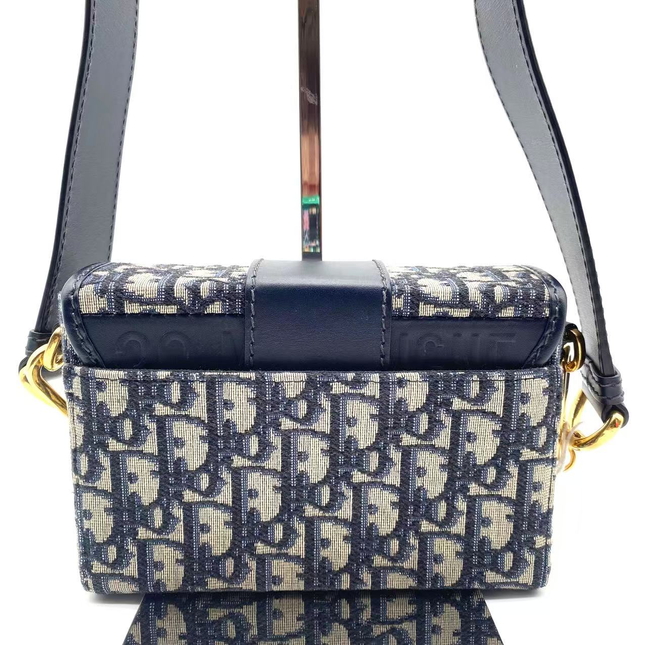 30 Montaigne Box Bag Oblique Canvas