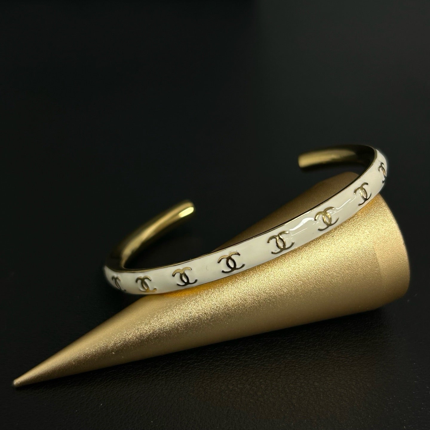 Logo Cuff Bracelet Metal with Enamel Twins LDJ3988