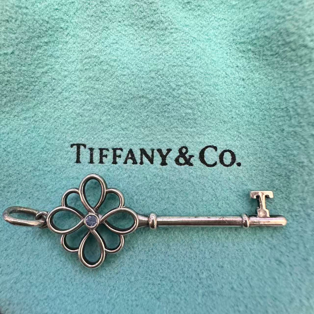 Knot Key Sapphire Necklace Silver