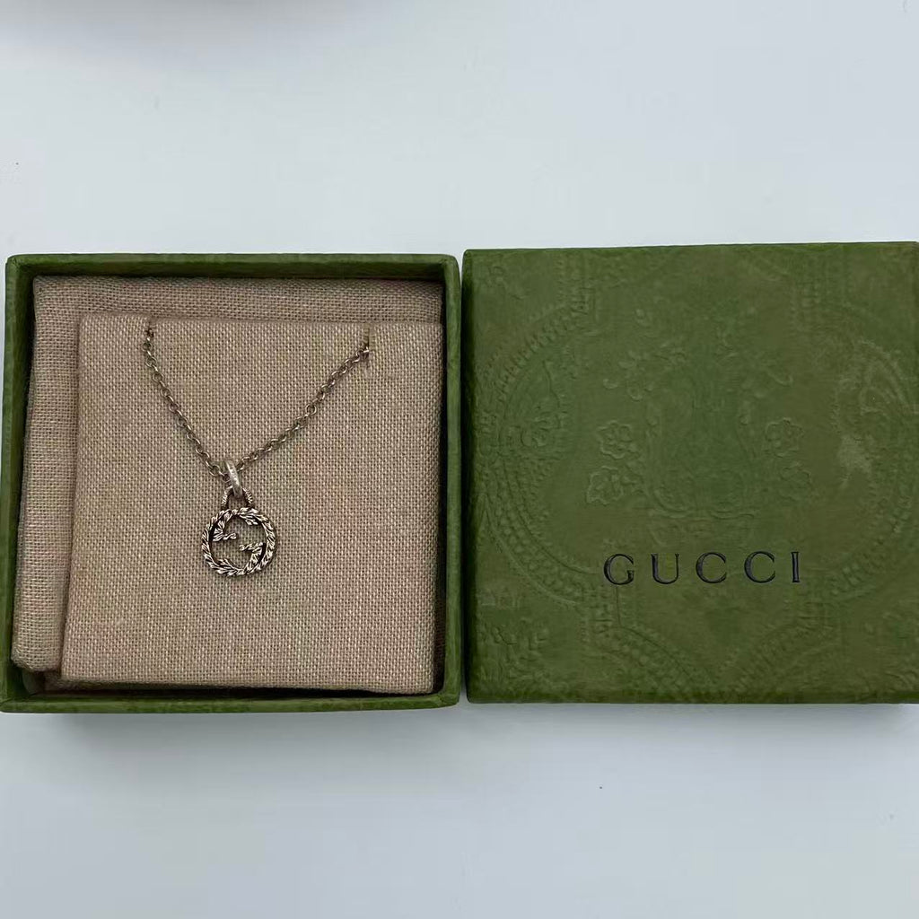 Interlocking pendant necklace