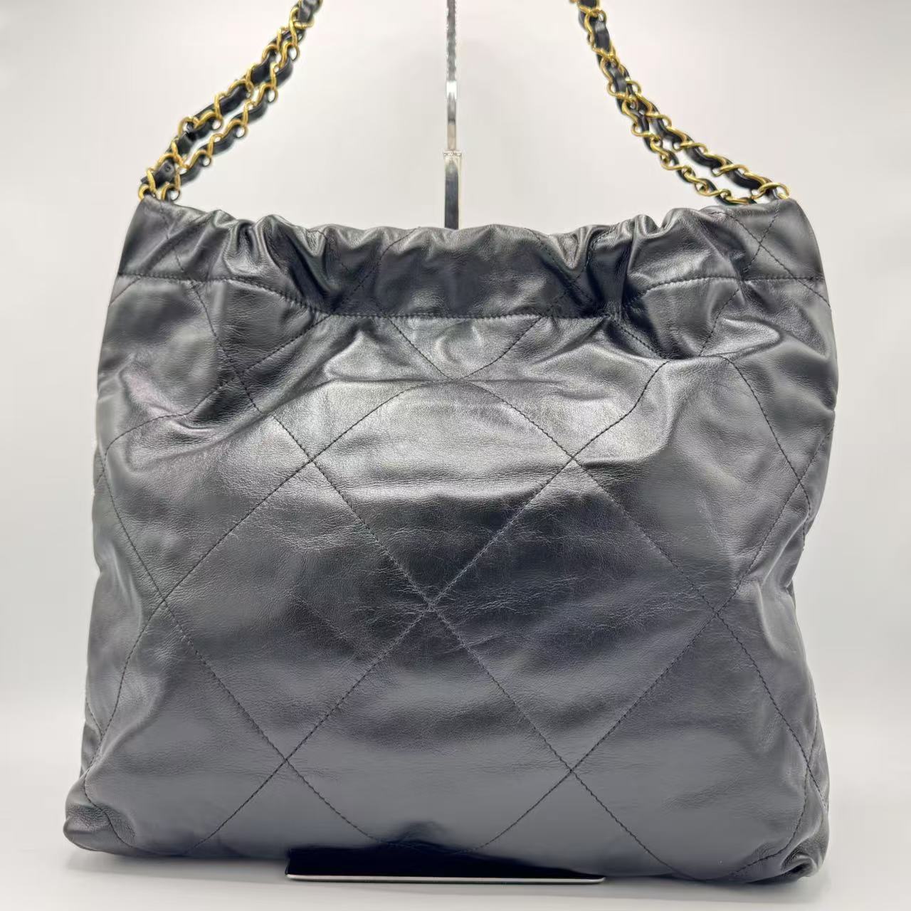 CHANEL 22 Handbag  Shiny Calfskin & Gold-Tone Metal  Black
