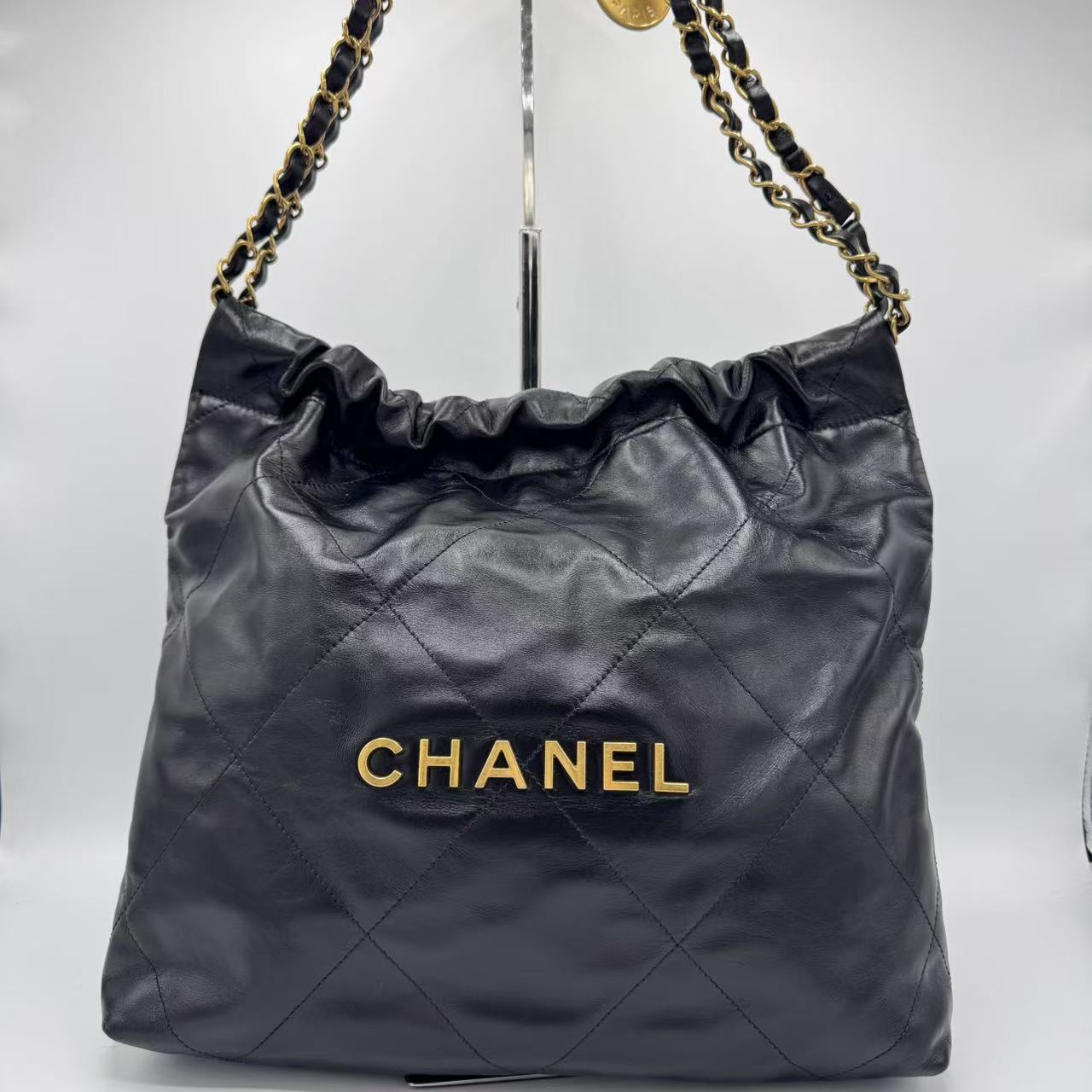 CHANEL 22 Handbag  Shiny Calfskin & Gold-Tone Metal  Black