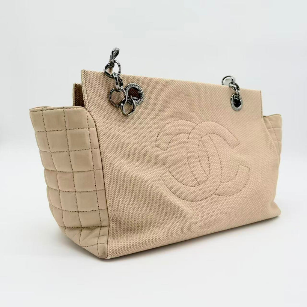 Coco Mark Chain Shoulder Tote bag in a beige
