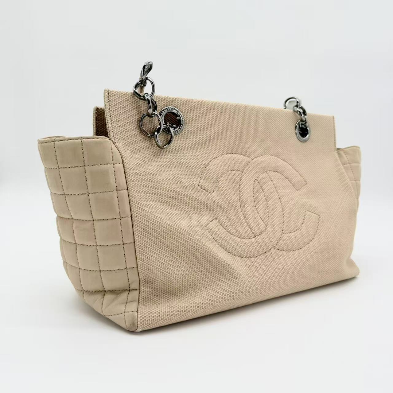 Coco Mark Chain Shoulder Tote bag in a beige