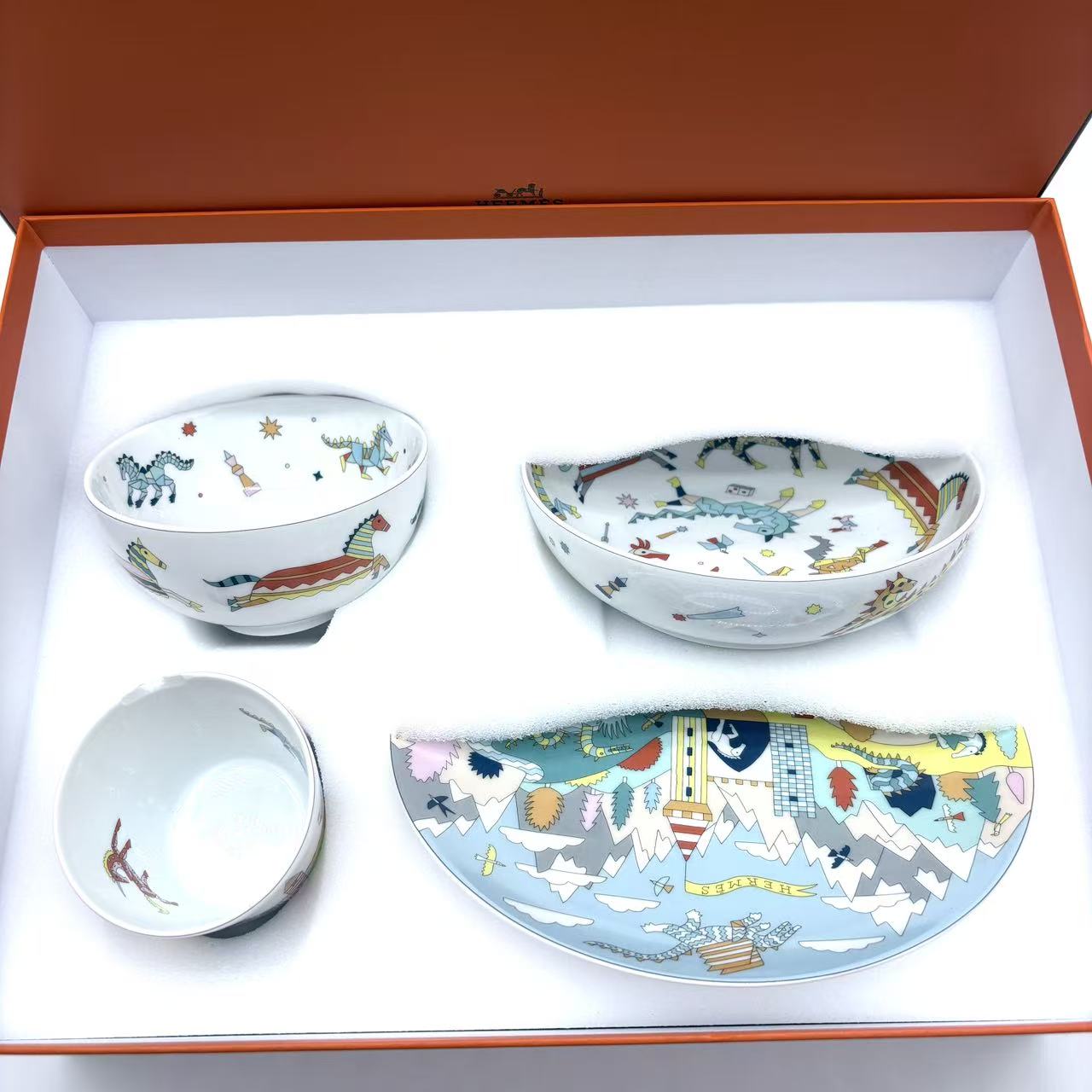Epopee Set of 4 White Multicolor Porcelain Tableware Set