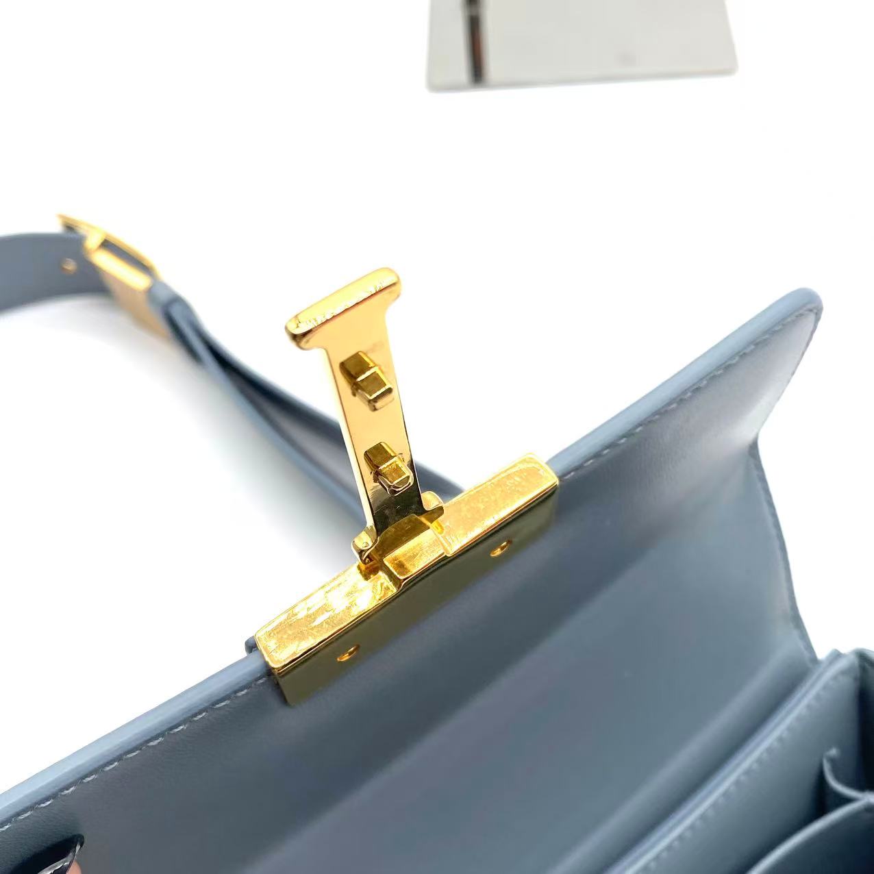 30 Montaigne Box Bag Oblique Canvas