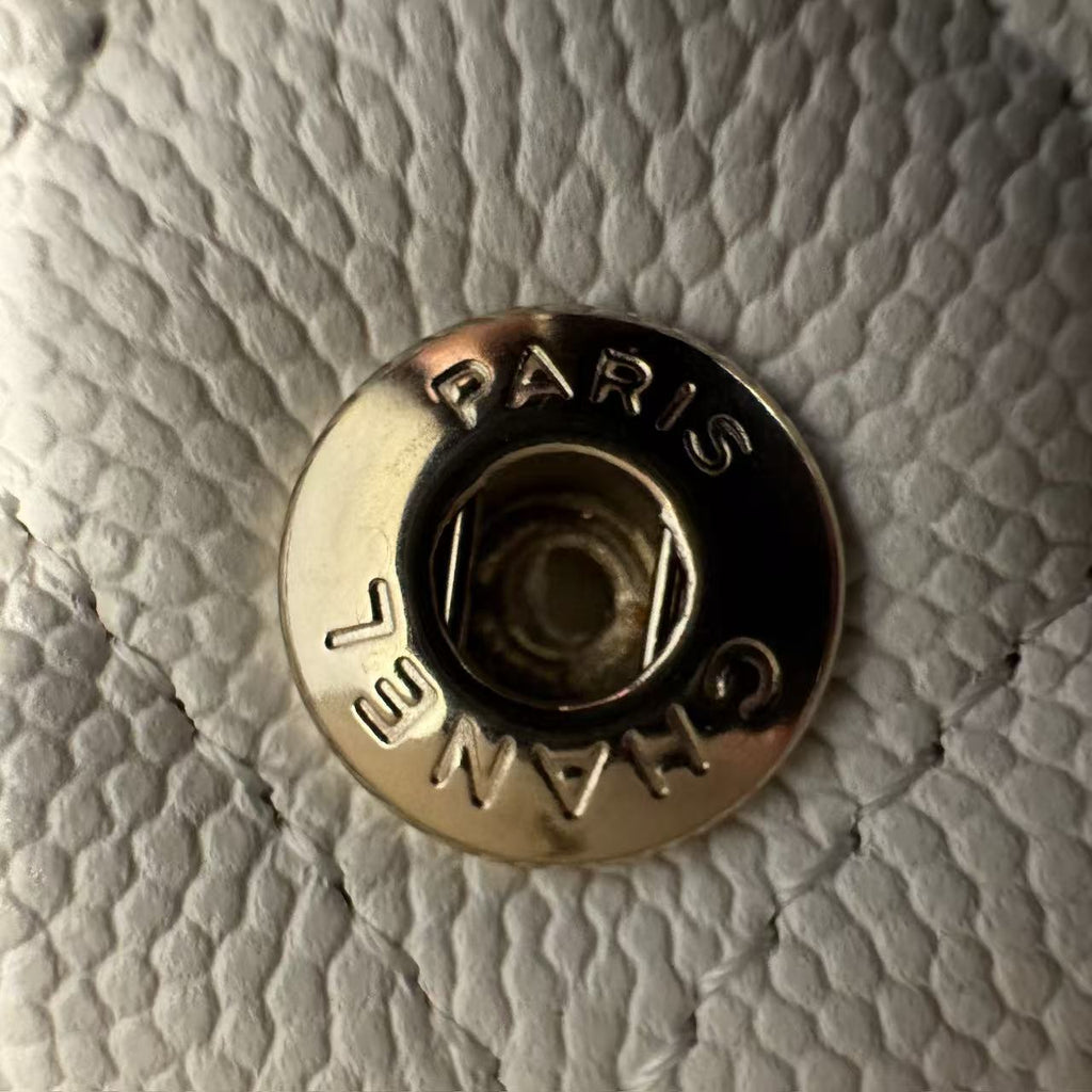 Classic double flap small caviar microchip