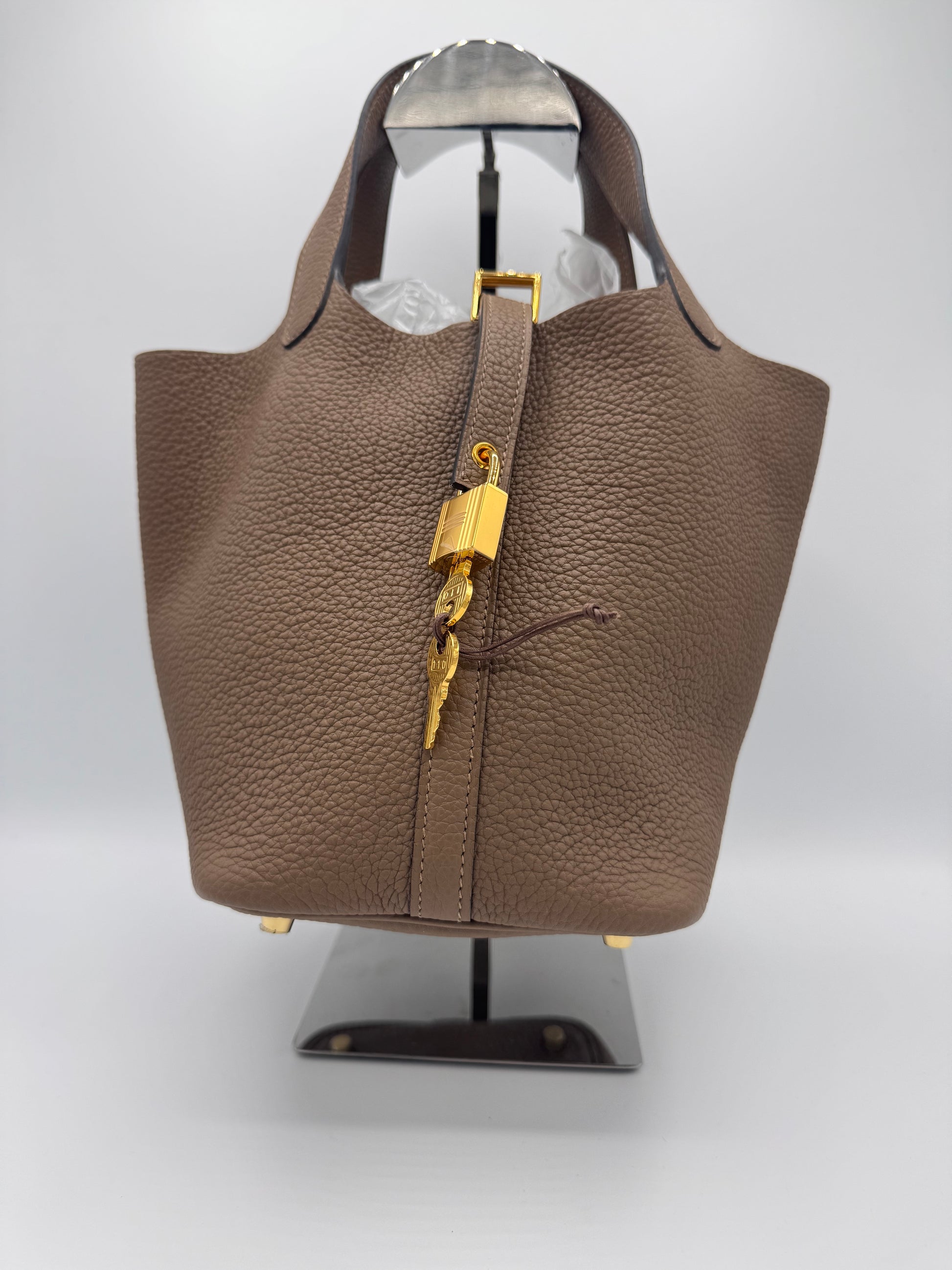 Hermes -Taurillon Maurice Picotin Lock 18 PM Beige De Weimar