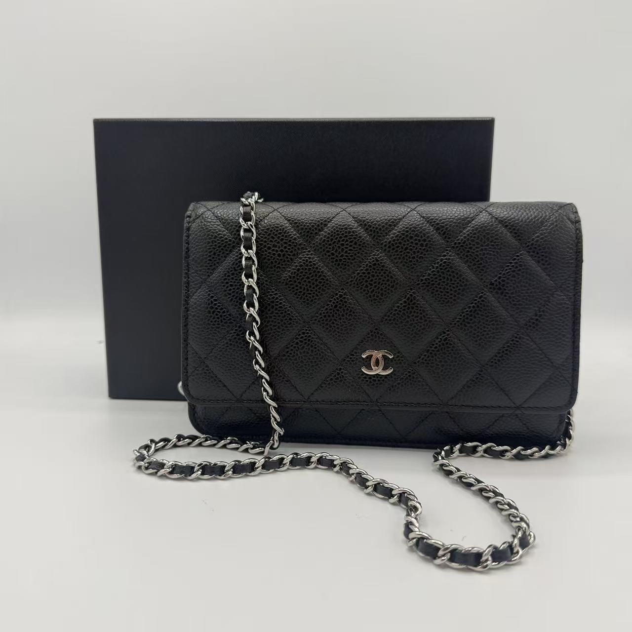 Wallet on Chain Quilted Caviar