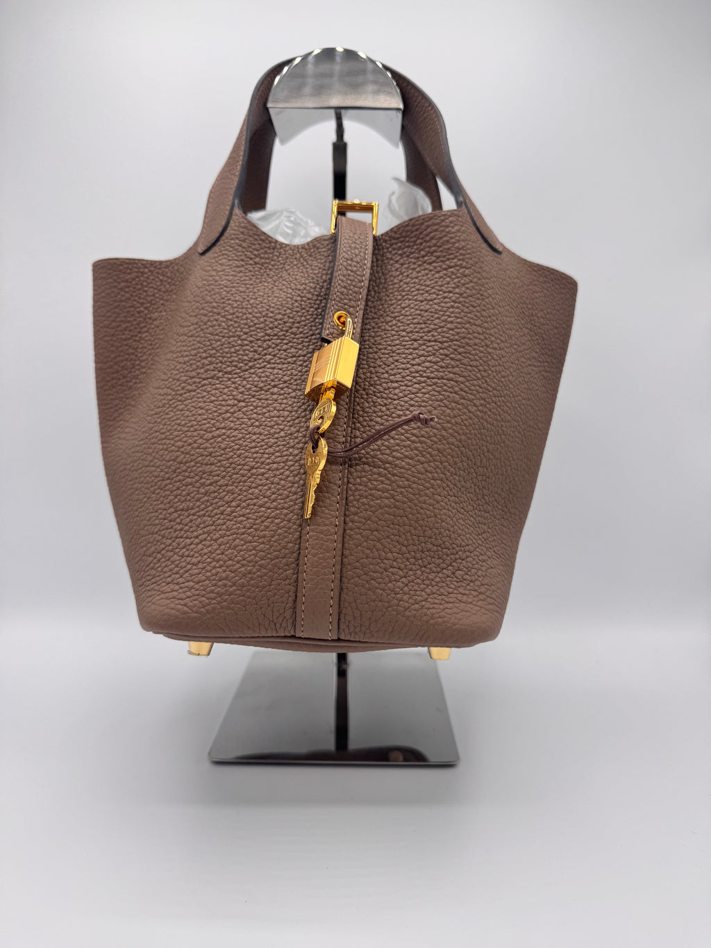 Hermes -Taurillon Maurice Picotin Lock 18 PM Beige De Weimar