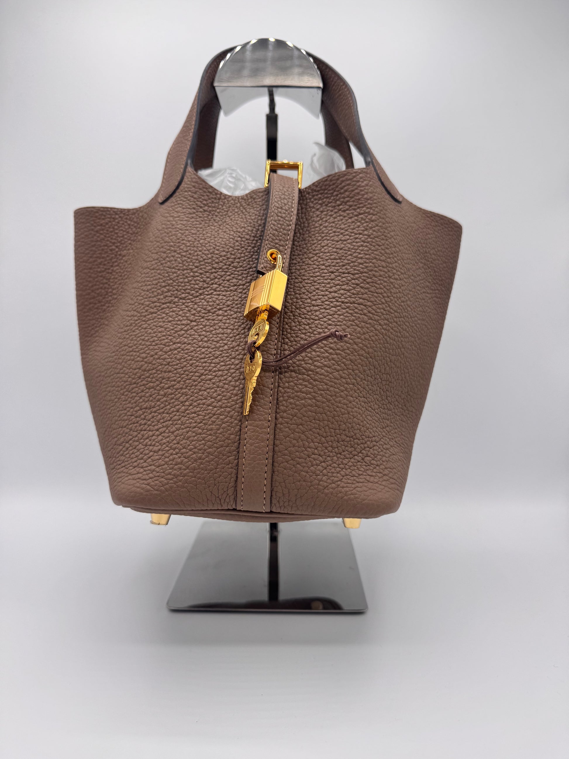 Hermes -Taurillon Maurice Picotin Lock 18 PM Beige De Weimar