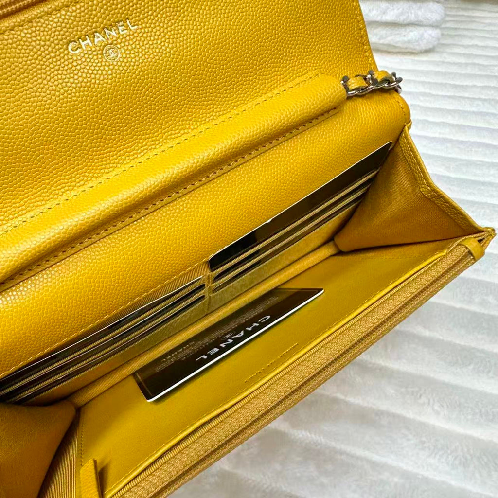 Wallet on Chain Quilted Caviar
