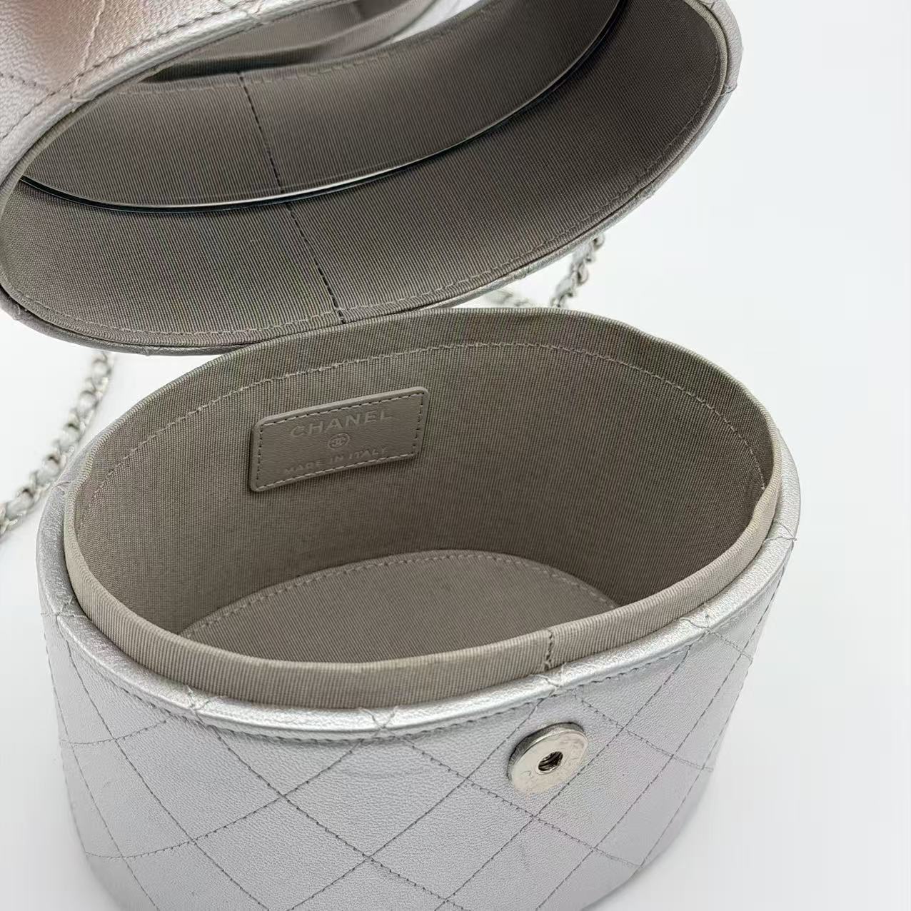 Metallic Lambskin Quilted Round Vanity Case With Chain Silver
