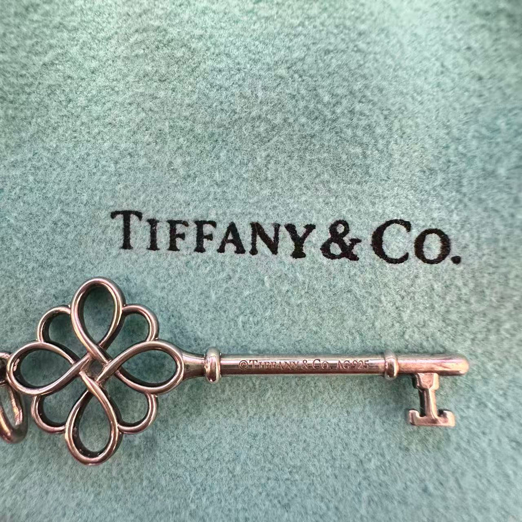 Knot Key Sapphire Necklace Silver