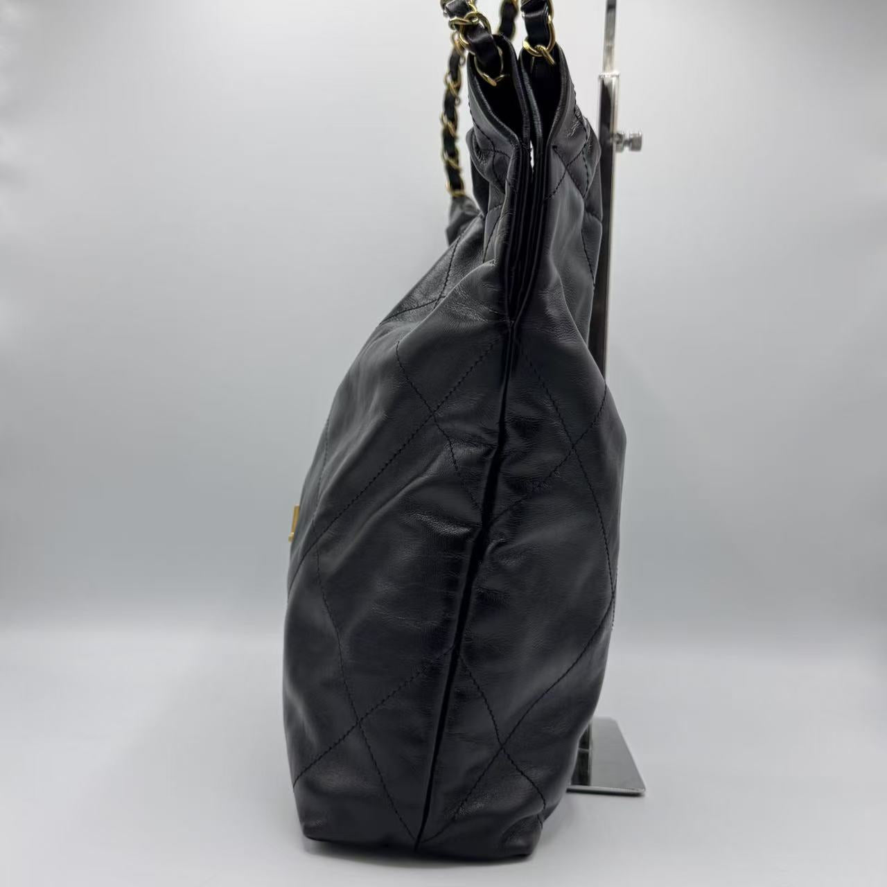 CHANEL 22 Handbag  Shiny Calfskin & Gold-Tone Metal  Black
