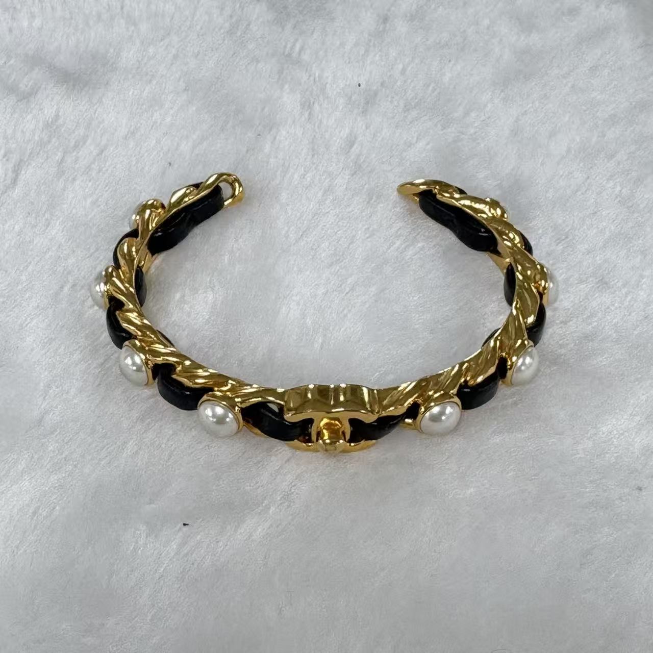 Faux Pearl & Leather CC Turnlock Cuff Bracelet twins LDJ4206