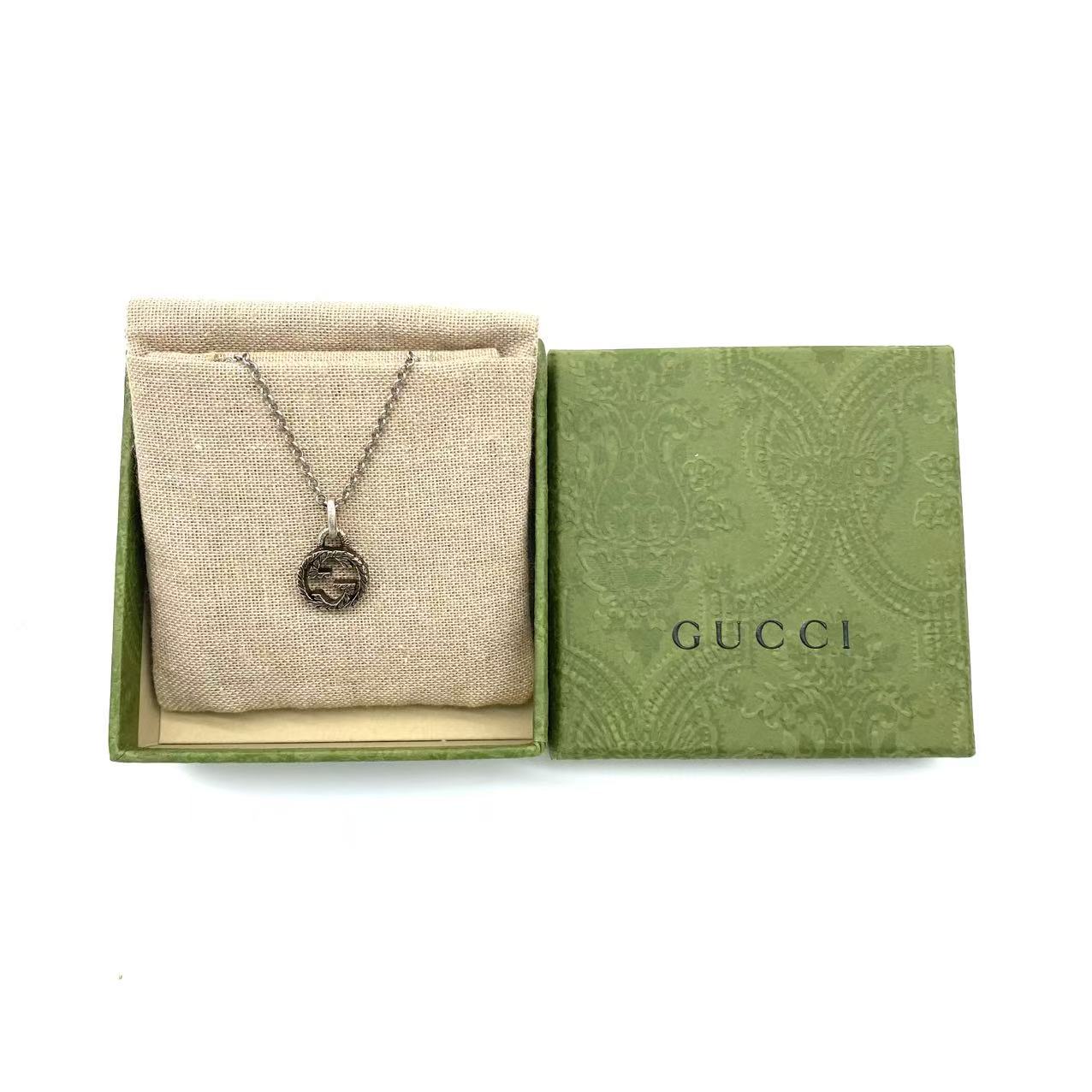 Interlocking pendant necklace