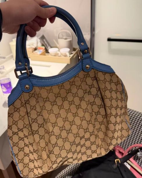 Gucci Canvas shoulder bag B22104