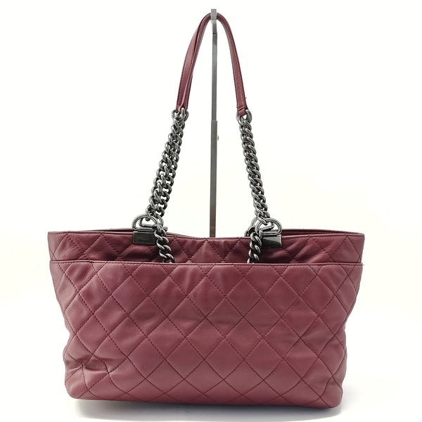 Shopping In Chains Tote Quilted Leather