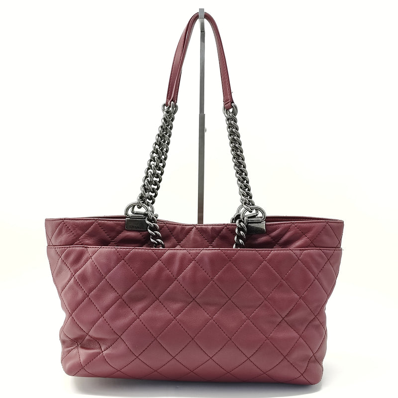 Shopping In Chains Tote Quilted Leather